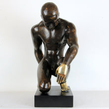 Carica l'immagine nel visualizzatore di Gallery, L'uomo alla base