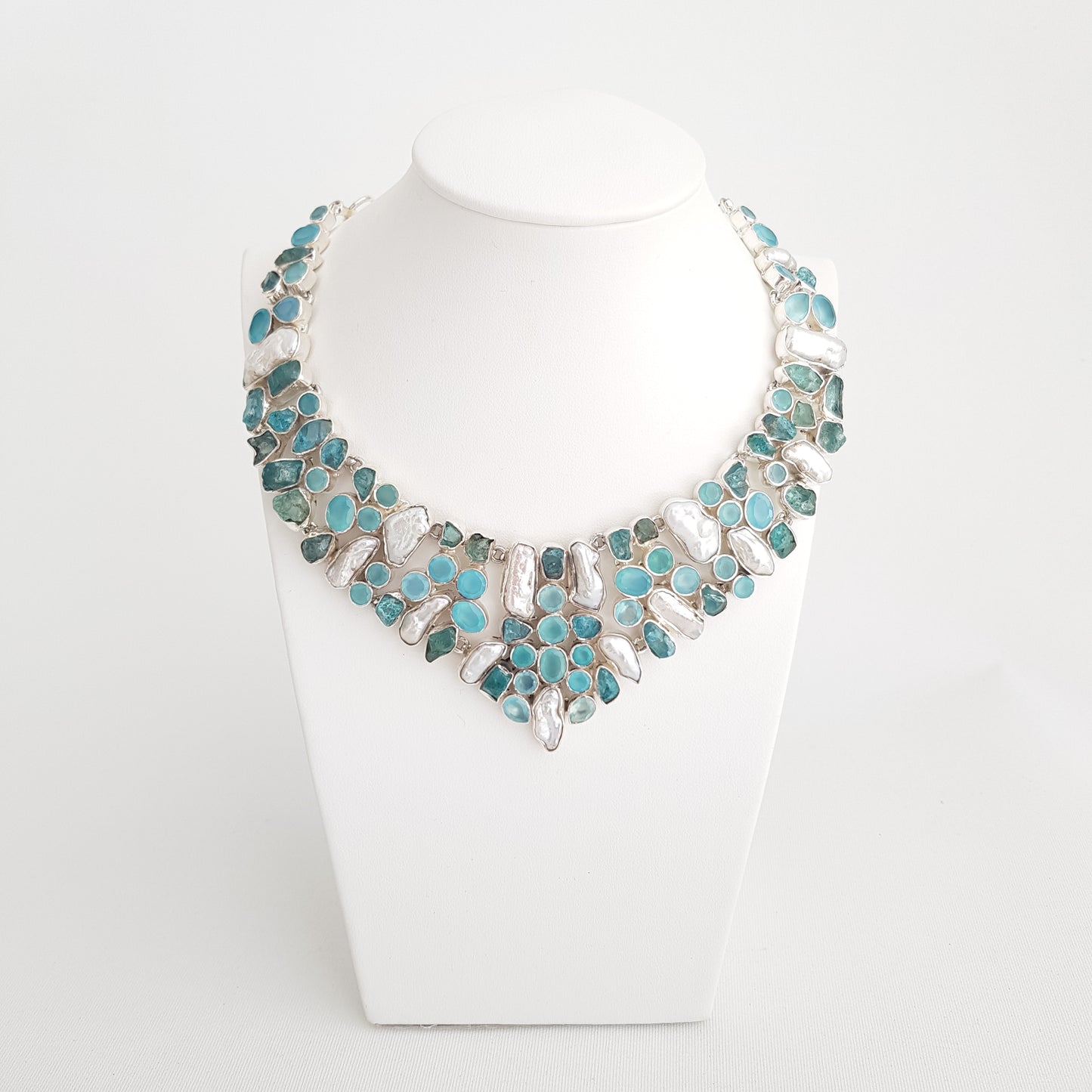 Blu Apatite and Biwa pearl Breastplate - Idee D'Arte Positano