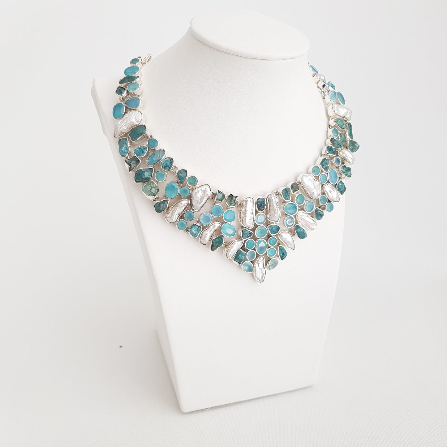 Blu Apatite and Biwa pearl Breastplate - Idee D'Arte Positano
