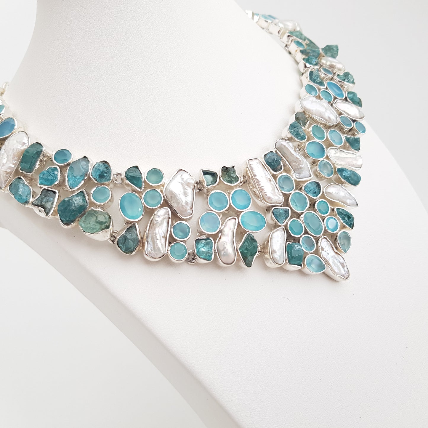 Blu Apatite and Biwa pearl Breastplate - Idee D'Arte Positano