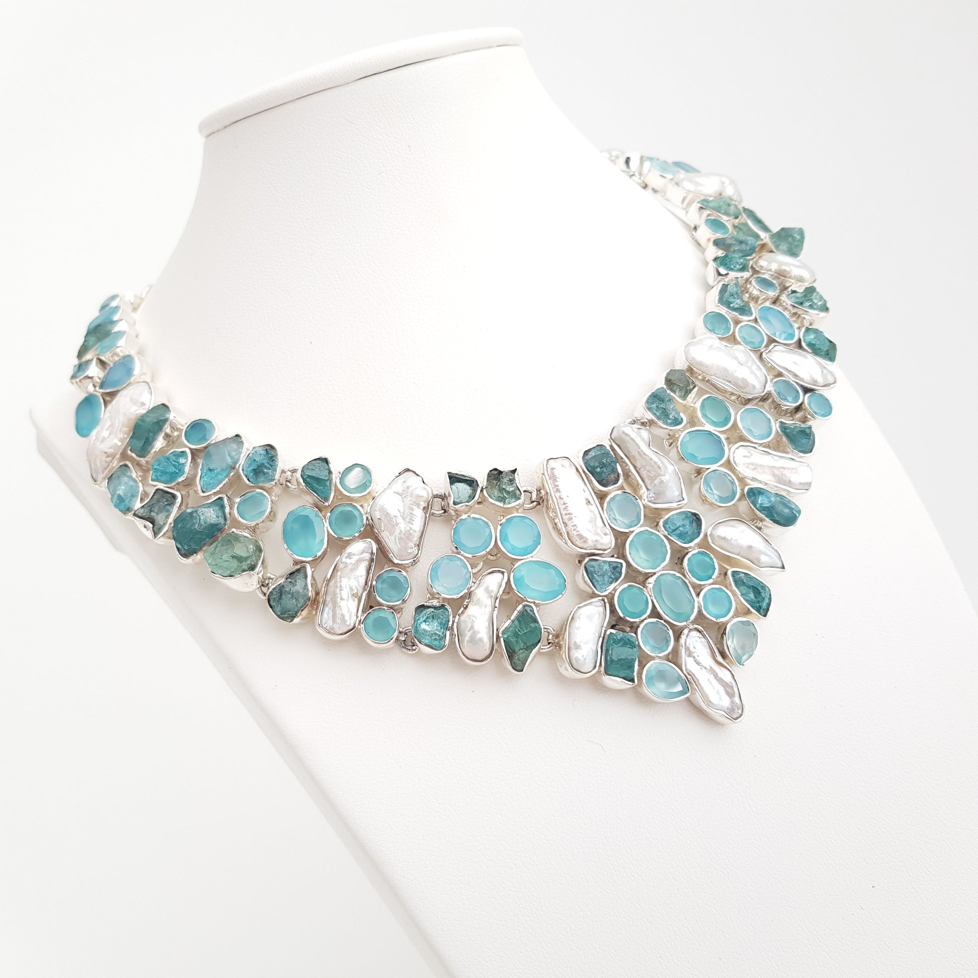 Blu Apatite and Biwa pearl Breastplate - Idee D'Arte Positano
