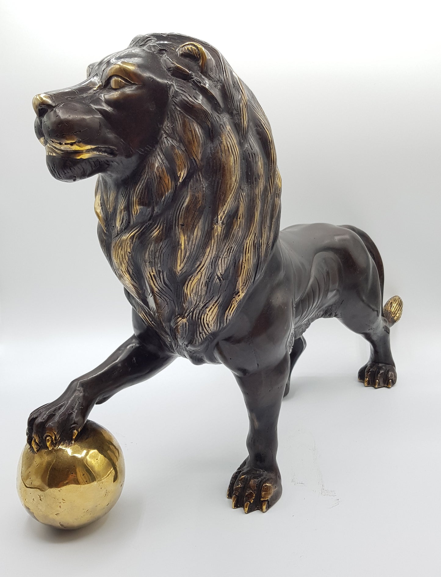 Lion on the Globe - Idee D'Arte Positano