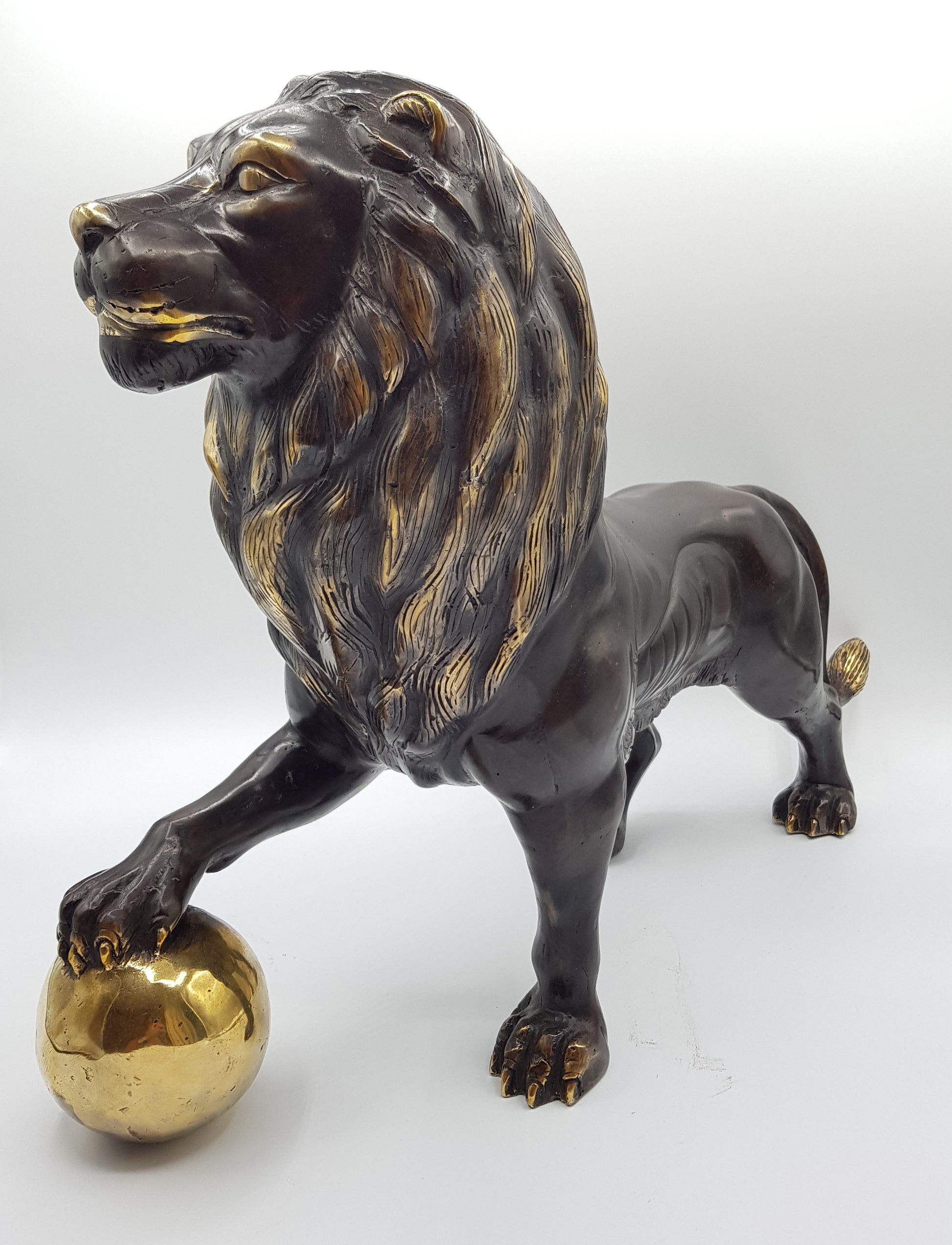 Lion on the Globe - Idee D'Arte Positano